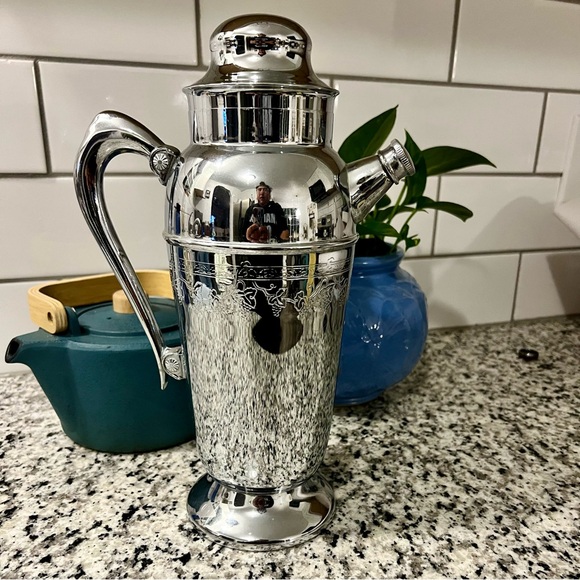 Vintage Martini Shaker Mid-Century Chrome Grapevine with a Pour spout - Picture 12 of 16
